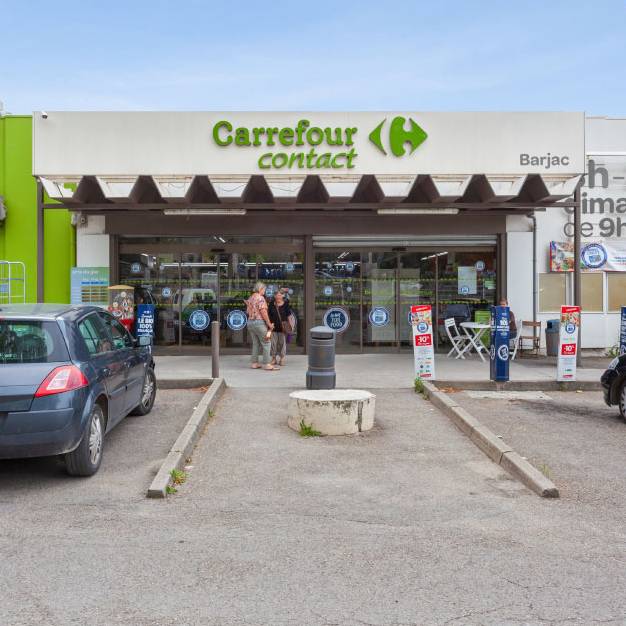 Carrefour à Barjac